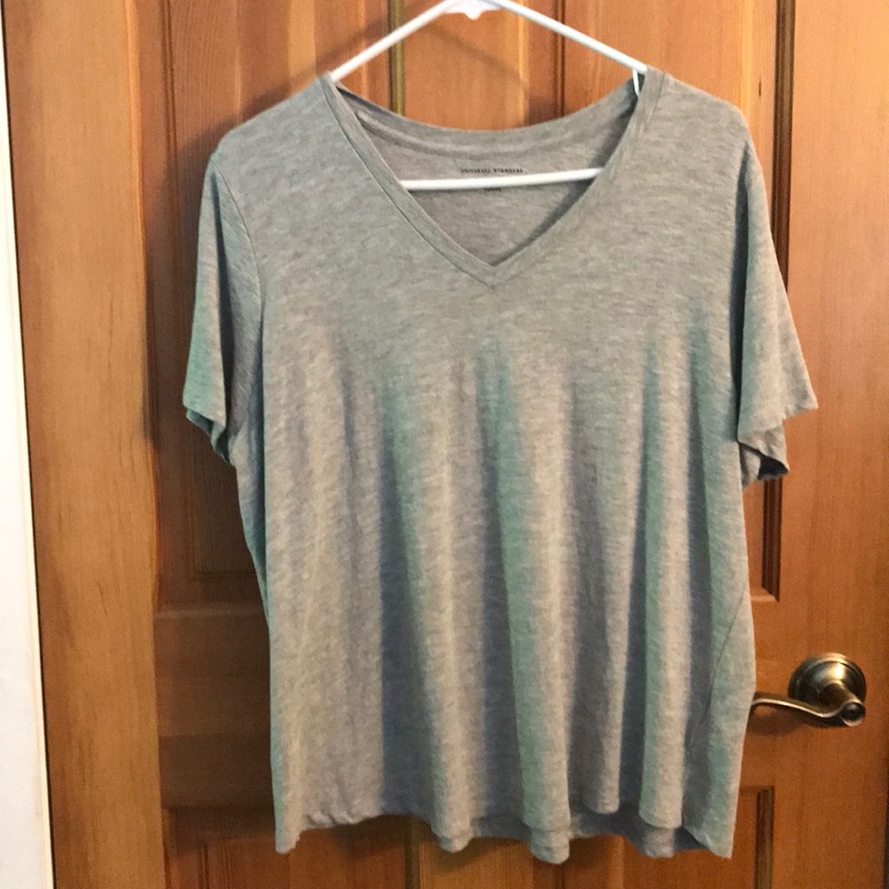 Universal Standard M Petite vneck t shirt